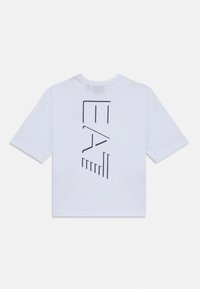 Biela bavlnená tričko s krátkymi rukávmi a okrúhlym výstrihom. Na chrbte je zaujímavý námorní grafický dizajn s geometrickými líniami a tvarmi.