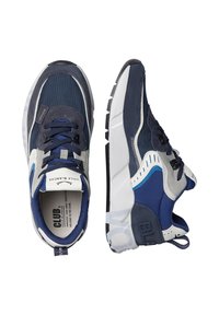 Sneakers blu navy in materiali mesh e suede, dotati di una suola intermedia bianca, dettagli tonali, lacci e un'etichetta con il marchio sulla linguetta.