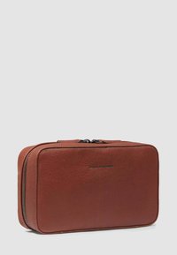 Borsello rettangolare in pelle marrone con chiusura a doppia cerniera e logo del marchio impresso sul davanti, su sfondo semplice.