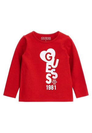 Camiseta roja de manga larga para niño pequeño con letras blancas "GUESS", gráfico de corazón, "Elige la felicidad hoy" y "1981" impresos en el frente.