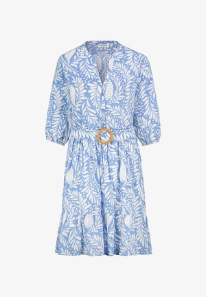 Hellblaues knielanges Kleid mit weißem Blattmuster, Dreiviertelärmeln, knöpfbarer Vorderseite und passendem Gürtel mit runder Schnalle.