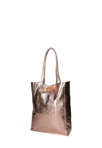 Metalen rosegouden tote bag met lange handvaten, een gladde textuur en een open bovenkant. Voorzien van een gestrikte lintdetail aan de voorkant.