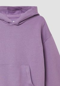 Fialová mikina s kapucí a přední kapsou, vyrobená z měkkého materiálu. Obsahuje stahovací kapuci a žebrované manžety. Hladká, lehká textura.