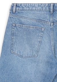 Jeans in denim azzurro chiaro con una tasca posteriore dal design a punta, cuciture visibili e una texture leggermente sbiadita.