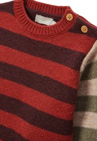 Pull rayé aux couleurs rouge, rouge foncé et vert olive. Fabriqué en laine tricotée douce. Présente deux boutons en bois sur l'épaule.