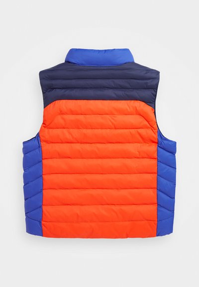 Padded vest s modrým golierom, oranžovým predkom a námorníckou zadnou časťou s prešívanou textúrou. Bočné otvory a farebne blokovaný dizajn s hladkým povrchom.