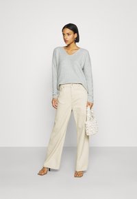Vero Moda VMCREWLEFILE VNECK  - Camisola - mineral gray melange