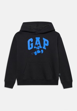Sort hættetrøje med blå "GAP"-tekst og siddende Mickey Mouse-grafik på fronten, med en forlommes og hætte.