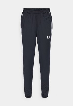Czarne spodnie sportowe wykonane z lekkiego materiału, z tapered design, elastycznym paskiem w talii oraz białymi bocznymi paskami z logo.