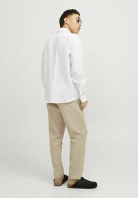 Jack & Jones JPSTACE BREEZE - Pantalones - crockery
