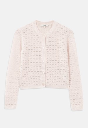 Helles rosa gestrickte Strickjacke mit einem strukturierten Muster, rundem Halsausschnitt und Knopfverschluss mit vier Knöpfen. Verkürzte Länge und lange Ärmel.
