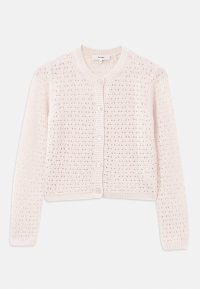 Cardigan en tricot rose clair avec un motif texturé, décolleté rond, et fermeture à boutons comprenant quatre boutons. Longueur courte et manches longues.