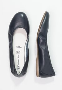 Svarta läderballetttofflor med avrundad tå, minimal sömnad och låg gummisula. Inuti finns en vadderad innersula för komfort.