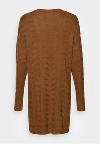 Strickjacke in Dunkelbraun mit einem strukturierten Kabelmuster, ausgestattet mit langen Ärmeln und einer lockeren Passform, einem runden Halsausschnitt und seitlichen Schlitzen.