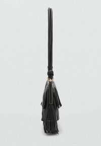 Borsa in pelle nera con una lunga tracolla, caratterizzata da un accento annodato e dettagli in frange lungo il corpo. L'hardware dorato aggiunge un tocco decorativo.