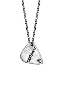 Silverhalsband med en texturerad, triangulär hängsmycke med inskriptionen "CASTAWAY" och en logotyp, hängande från en tjock kedja.