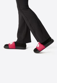 The North Face BASE CAMP SLIDE III - Baseina iešļūcenes - pink primrose tnf black