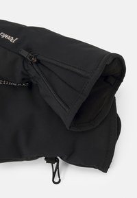 Giacca nera con tasca con zip, texture liscia e colletto arrotondato. Include una clip in metallo e un dettaglio del marchio ricamato.