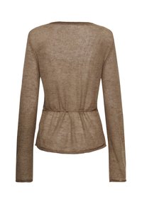 Pull en laine brun à manches longues avec une taille cintrée et un bas légèrement évasé, vu de dos sur fond blanc.