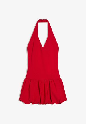 Červené šaty s ramienkami na krk, s hlbokým výstrihom do V a nariasenou rozšírenou sukňou, bez rukávov s priliehavým živôtikom.