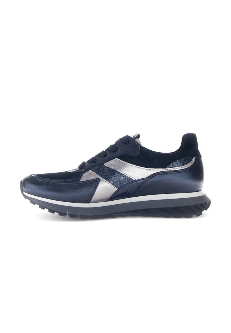 Marineblauwe sportschoen met zilveren accenten, gemaakt van leer en suede, met een gevoerd kraagje, vetersluiting en een getextureerde zool.