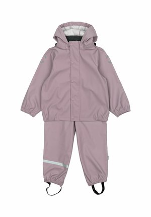 Vízálló gyermek esőruha világos rózsaszínben, kapucnival, rugalmas mandzsettákkal, patentos záródással és fényvisszaverő szürke díszítésekkel az ujjakon és a nadrágon.
