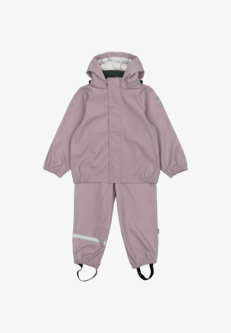 Combinaison de pluie imperméable pour enfants en rose clair, avec capuche, poignets élastiques, fermeture à pression et accents réfléchissants gris sur les manches et le pantalon.