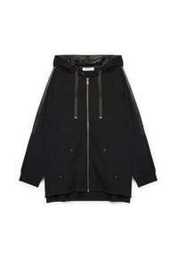 Giacca nera con cappuccio, con zip, due tasche frontali e accenti in metallo. Presenta pannelli laterali a contrasto e una vestibilità morbida.