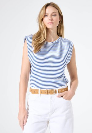 Mouwloos gestreept topje met blauwe en witte horizontale strepen, ronde halslijn en een losse pasvorm, gecombineerd met een witte broek en een tanriem.