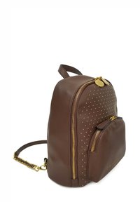 Zaino in pelle marrone con dettagli in borchie dorate, tasche con zip, forma compatta e manico superiore con tracolla a catena.