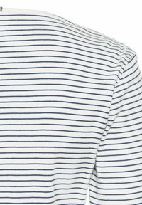 Baumwoll-T-Shirt mit Rundhalsausschnitt, versehen mit horizontalen navyblauen und weißen Streifen. Die Textur wirkt gerippt mit einer glatten Oberfläche.