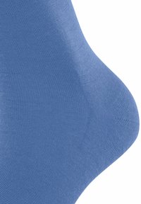 Calzino azzurro con una texture liscia, design aderente e leggere righe. Il tessuto appare elastico e mantiene bene la sua forma.