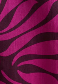 Materiał z żywym różowym tłem, na którym znajdują się ciemnofioletowe faliste paski, gładka tekstura z delikatnym połyskiem oraz bez widocznych wzorów czy akcentów.