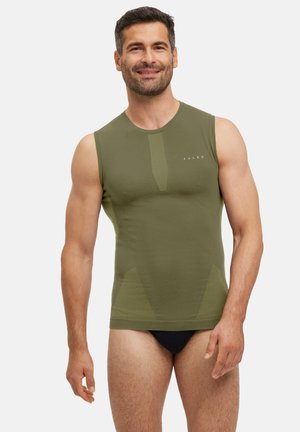 Ärmelloses Herren-Athletikoberteil in Olivgrün, aus weichem, dehnbarem Material mit figurnaher Passform, verfügt über strukturierte Akzente und ein Logo.