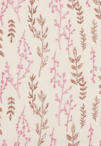 Tessuto decorato con illustrazioni botaniche in rosa e marrone su uno sfondo crema; include varie forme di foglie e disegni di gambi.