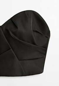 Vêtement noir bustier à décolleté cœur avec plis structurés et tissu lisse sur fond blanc.