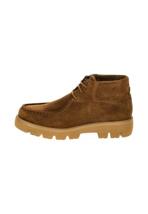 Botas de tobillo de ante marrón con cuello acolchado, cordones de cuero y una suela de goma robusta con un dibujo pronunciado para tracción.