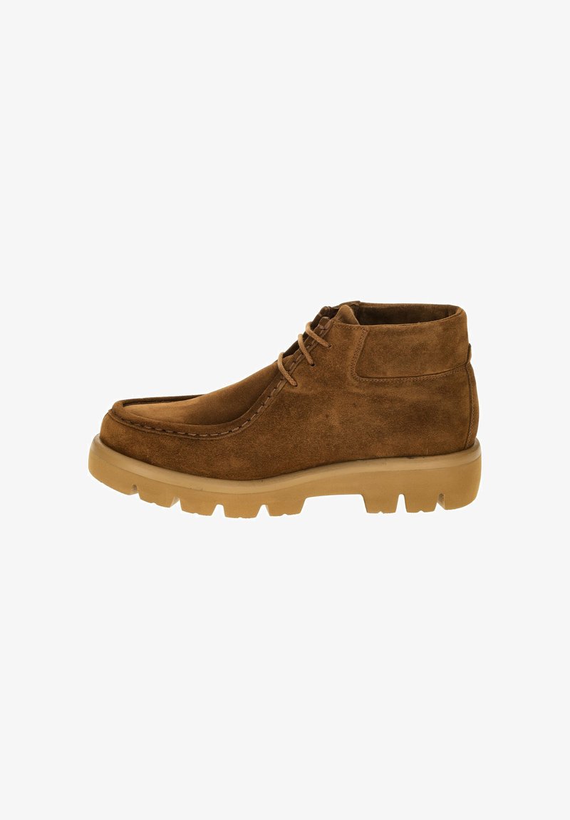 Botas de tobillo de ante marrón con cuello acolchado, cordones de cuero y una suela de goma robusta con un dibujo pronunciado para tracción.