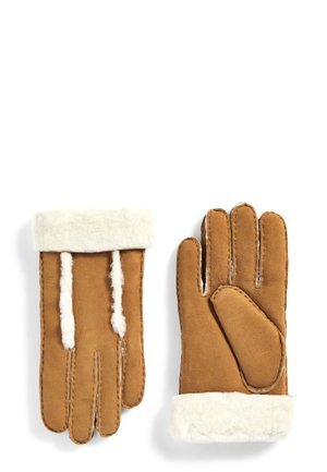 Braune Wildlederhandschuhe mit einem weißen Kunstpelzbesatz, der ein gesticktes Design aufweist und ein Daumenpflaster für besseren Grip hat. Zwei Handschuhe sind zusammen abgebildet.