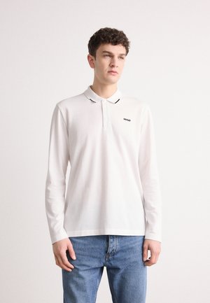 Weißes langärmliges Polohemd mit schwarzen Kragenakzenten und einem kleinen schwarzen "HUGO"-Logo auf der Brust. Der Stoff wirkt glatt und leicht.