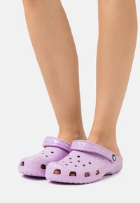 Crocs CLASSIC GLITTER - Tamancos - orchid