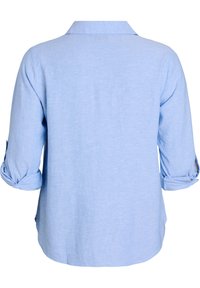 Maglietta azzurro chiaro a maniche corte realizzata in tessuto testurizzato. Presenta un colletto, maniche arrotolate e un orlo arrotondato con fessure laterali.