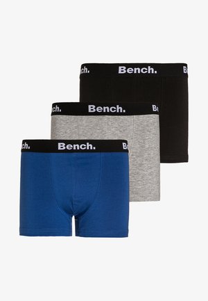 Trei perechi de boxeri pentru bărbați: una albastră, una gri, una neagră. Fiecare are un elastic negru cu logo-ul "Bench." în alb.
