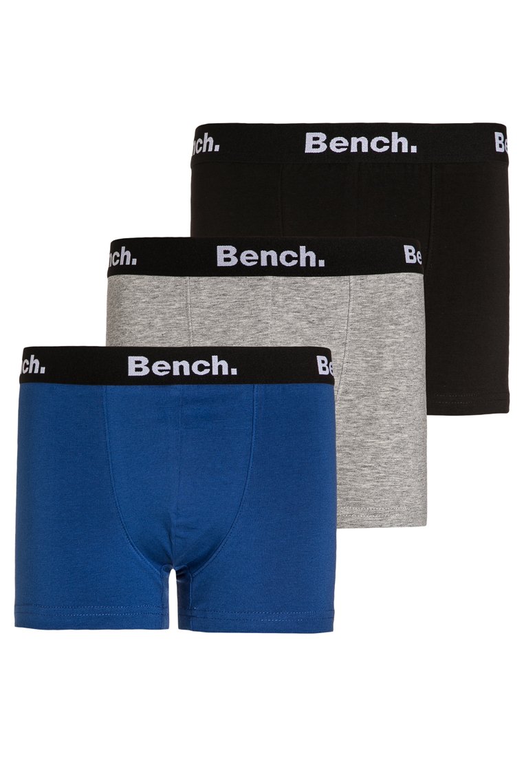 Három pár férfi boxer alsó: egy kék, egy szürke és egy fekete. Mindegyik fekete derékpánttal rendelkezik, amelyen fehér "Bench." logó található.