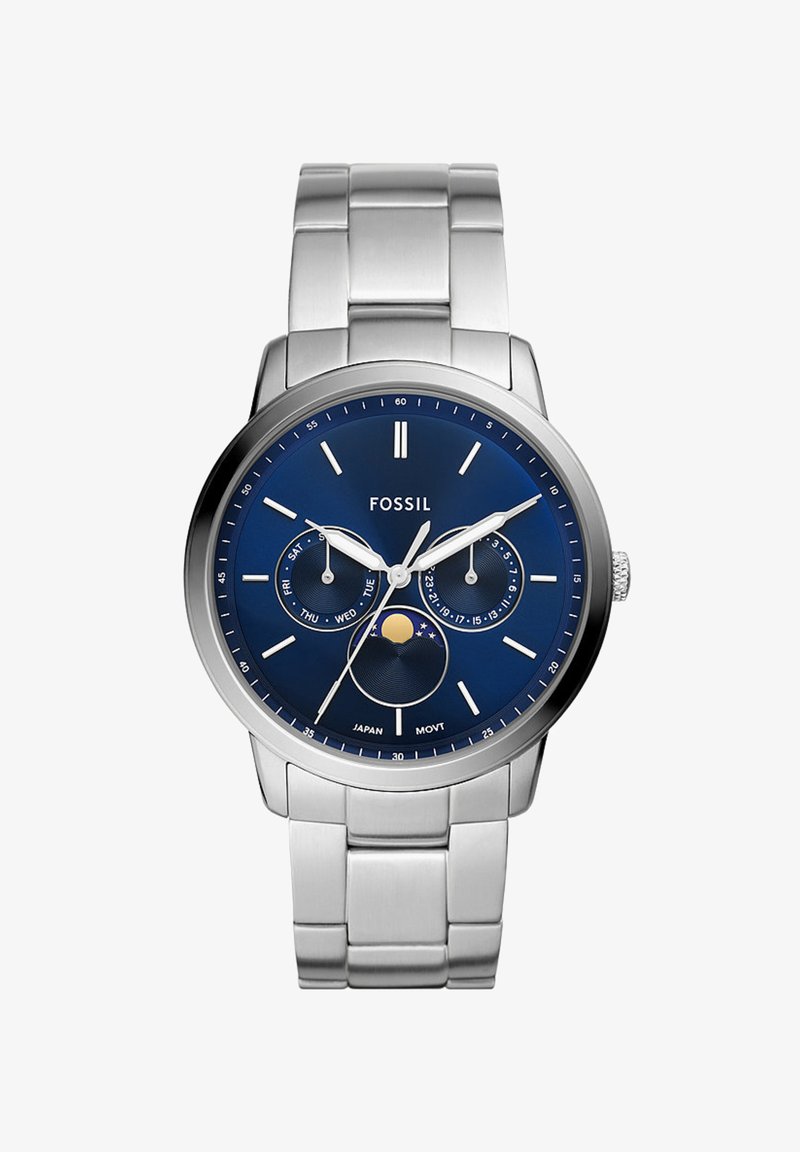 Montre-bracelet Fossil en métal argenté avec cadran bleu, trois sous-cadrans indiquant le jour, la date et la phase lunaire, avec des index et aiguilles argentés.