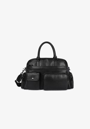 Sac en cuir noir avec doubles poignées, une bandoulière détachable, plusieurs poches zippées et une texture lisse, comportant une poche avant à rabat.