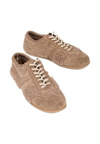 Zamszowe sneakersy w kolorze jasnobrązowym z teksturowanymi akcentami z owczej wełny, jasnobeżowymi sznurówkami i gumową podeszwą. Zawierają kontrastowe, zaokrąglone detale wyszycia.