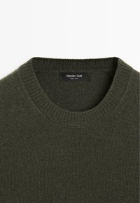 Pullover a maglia verde scuro con collo rotondo, caratterizzato da una morbida texture e dettagli a coste sul colletto. L'etichetta riporta "Massimo Dutti."