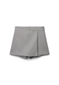 Pantaloni corti in bianco e nero con motivo houndstooth, design plissettato, vita strutturata e texture liscia.