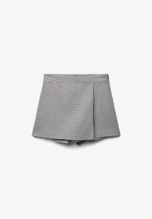Pantaloni corti in bianco e nero con motivo houndstooth, design plissettato, vita strutturata e texture liscia.